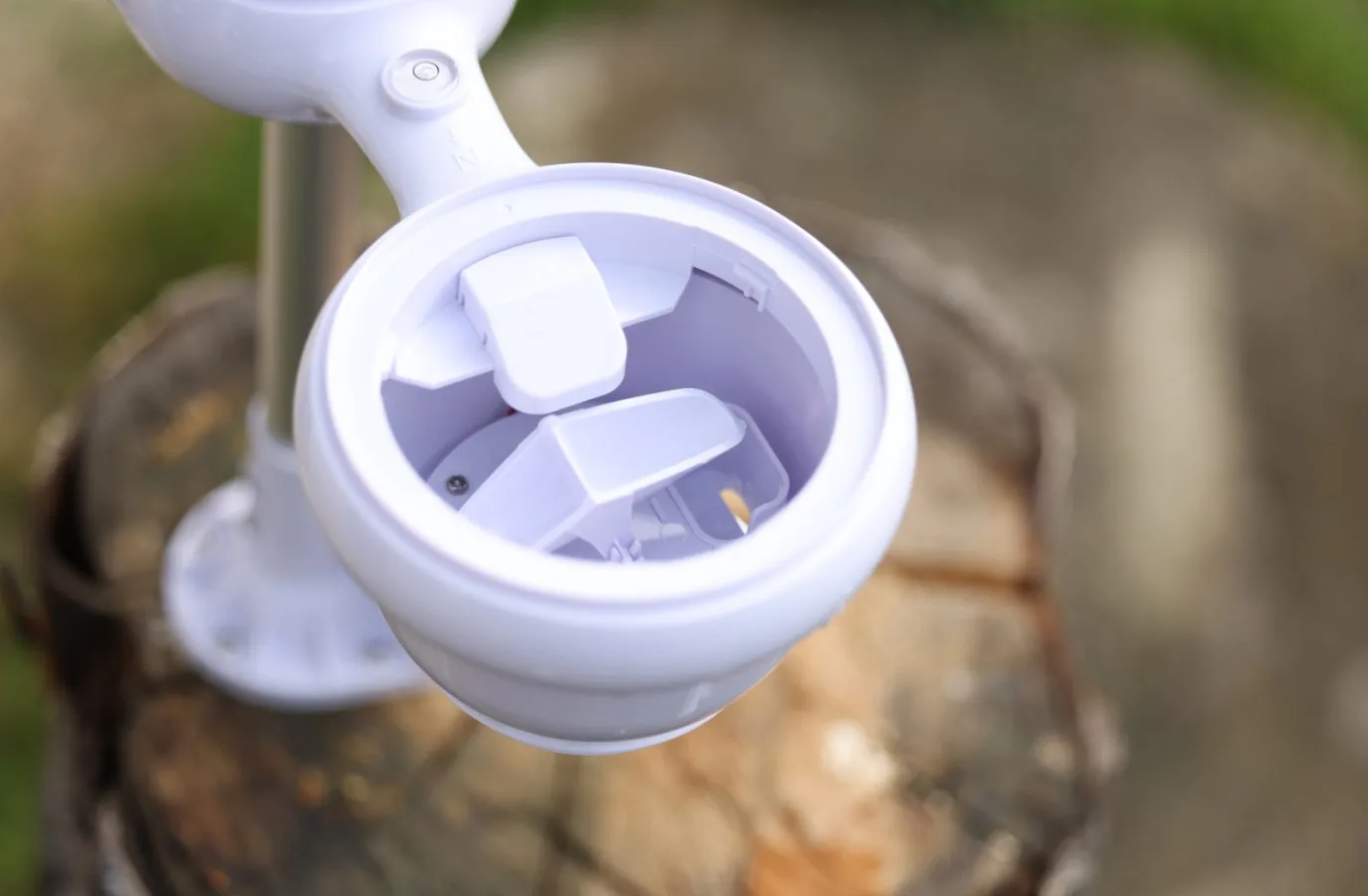 Kerbl 291394 Digitale Wetterstation, Außensensor mit geöffnetem Regentrichter, Detail