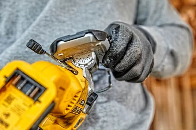 DeWalt DCS334NT Akku-Stichsäge, Detail der Sägeblattaufnahme