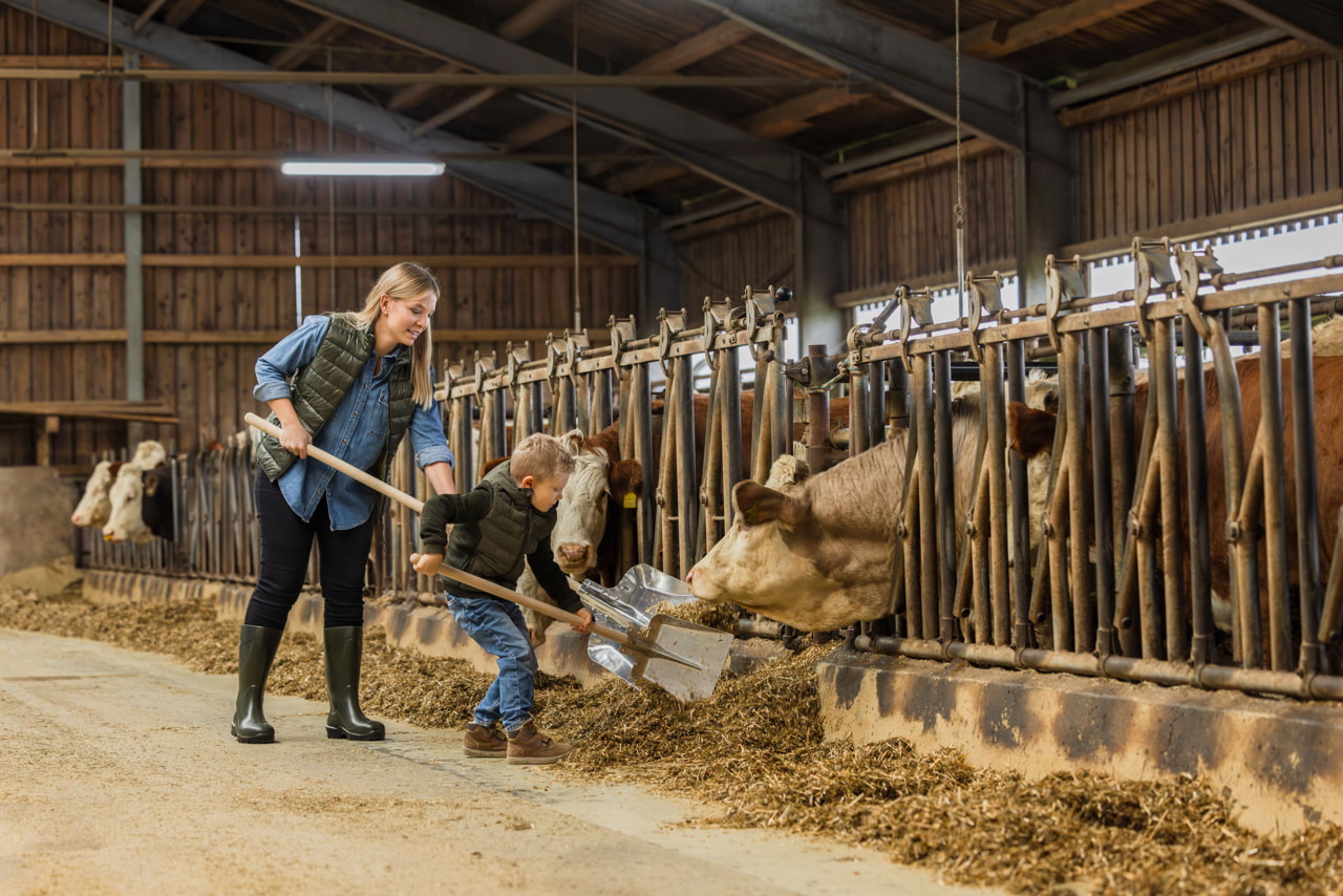 PROFI Spezial-Alu-Schaufel Größe 9 mit Kante - Robust für Landwirte und Tierhalter