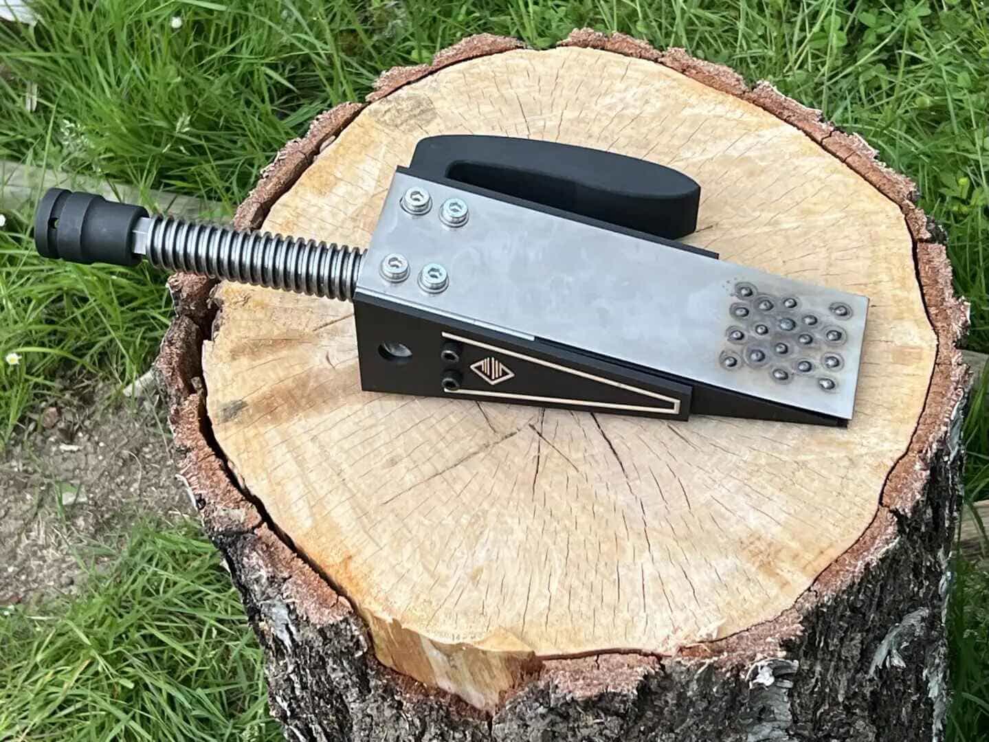 Robuster Spindelkeil X6030 von H&G Maschinenbau auf einem Baumstumpf