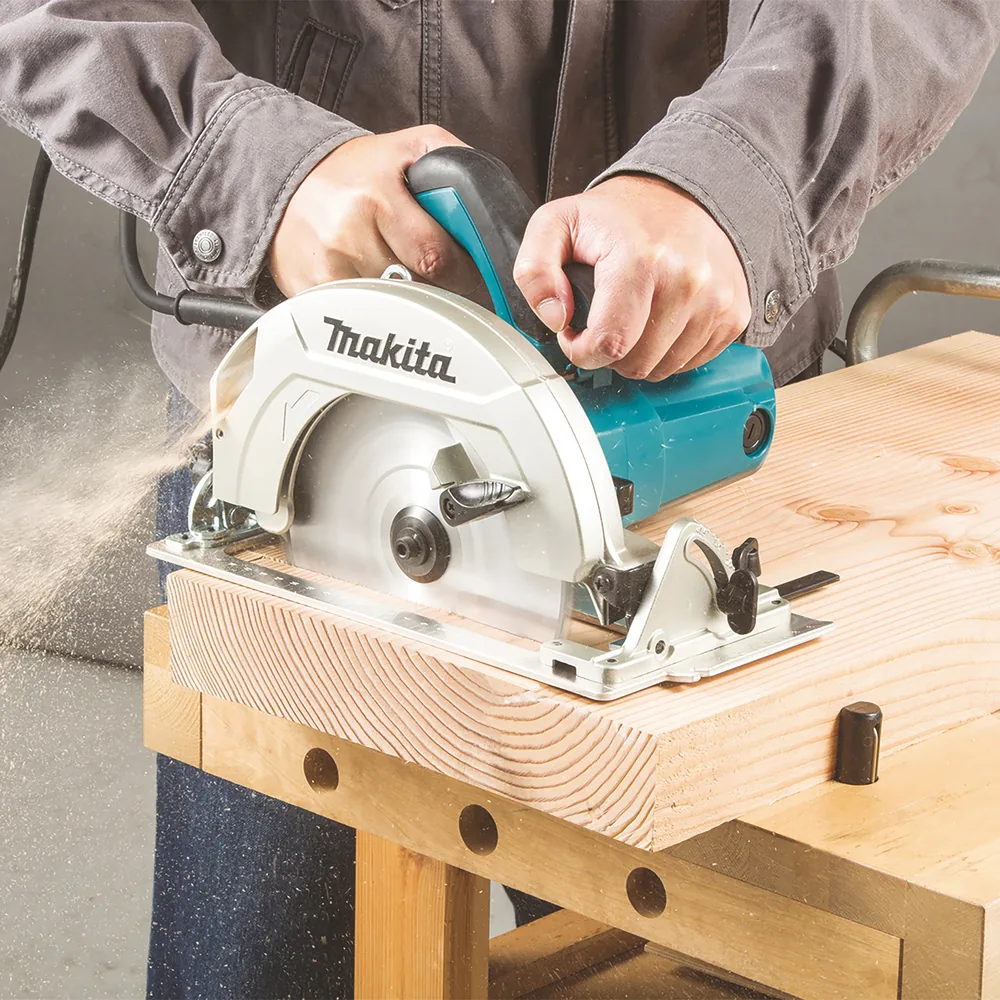 Makita HS7611 Handkreissäge im Einsatz beim Sägen eines Holzbalkens