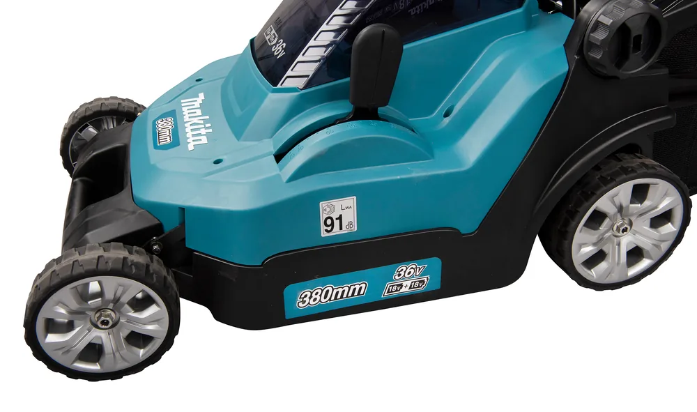 Makita DLM382Z Akku-Rasenmäher in Schrägansicht von vorne