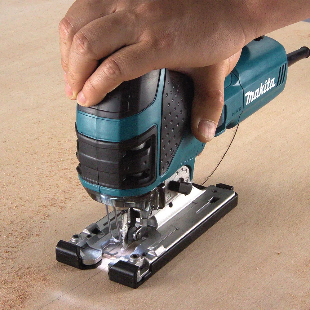Makita 4351FCTJ Pendelhubstichsäge im Einsatz beim Sägen einer Holzplatte