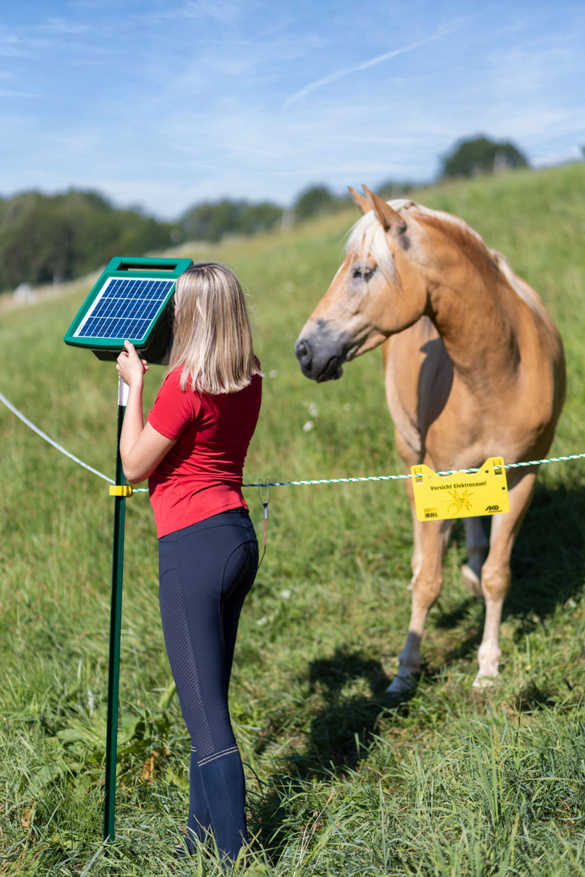 Effizientes Solargerät für Weidezäune - AKO SunPower S1000: Zuverlässige Tierbegrenzung für Landwirte und Tierhalter