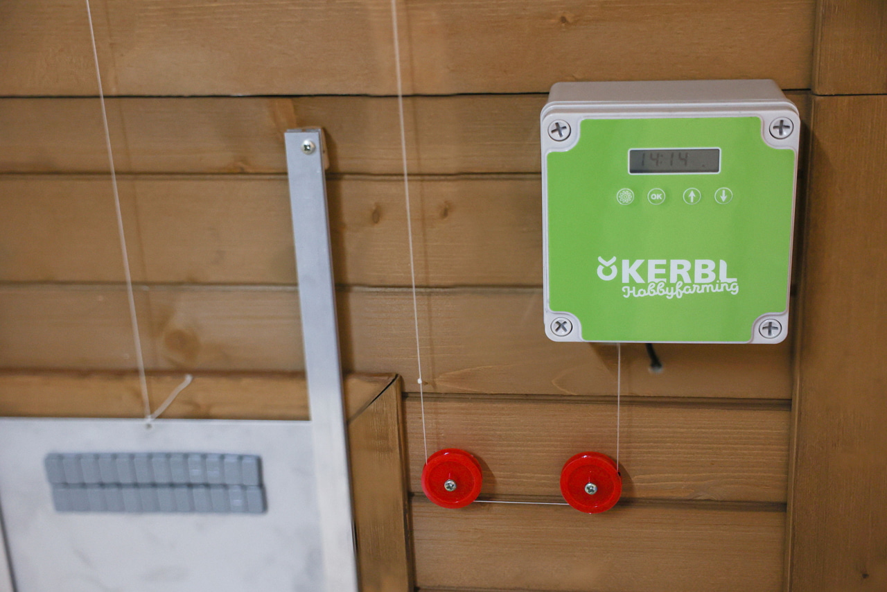 Kerbl Automatische Hühnertür Steuerung - Zuverlässiger Schutz für Geflügel durch tageslicht- und uhrzeitabhängige Steuerung. Kerbl Automatische Hühnertür Steuerung - Zuverlässiger Schutz für Geflügel durch tageslicht- und uhrzeitabhängige Steuerung.