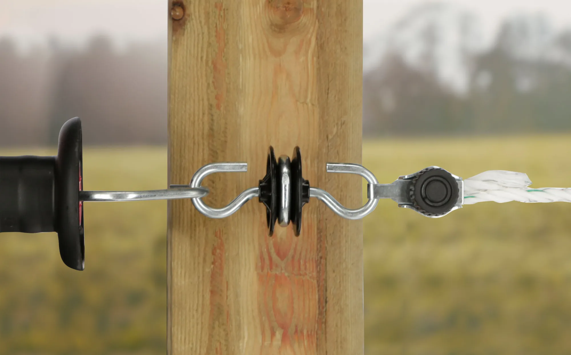 Torgriff-Isolator am Holzpfosten auf der Weide, Anwendung
