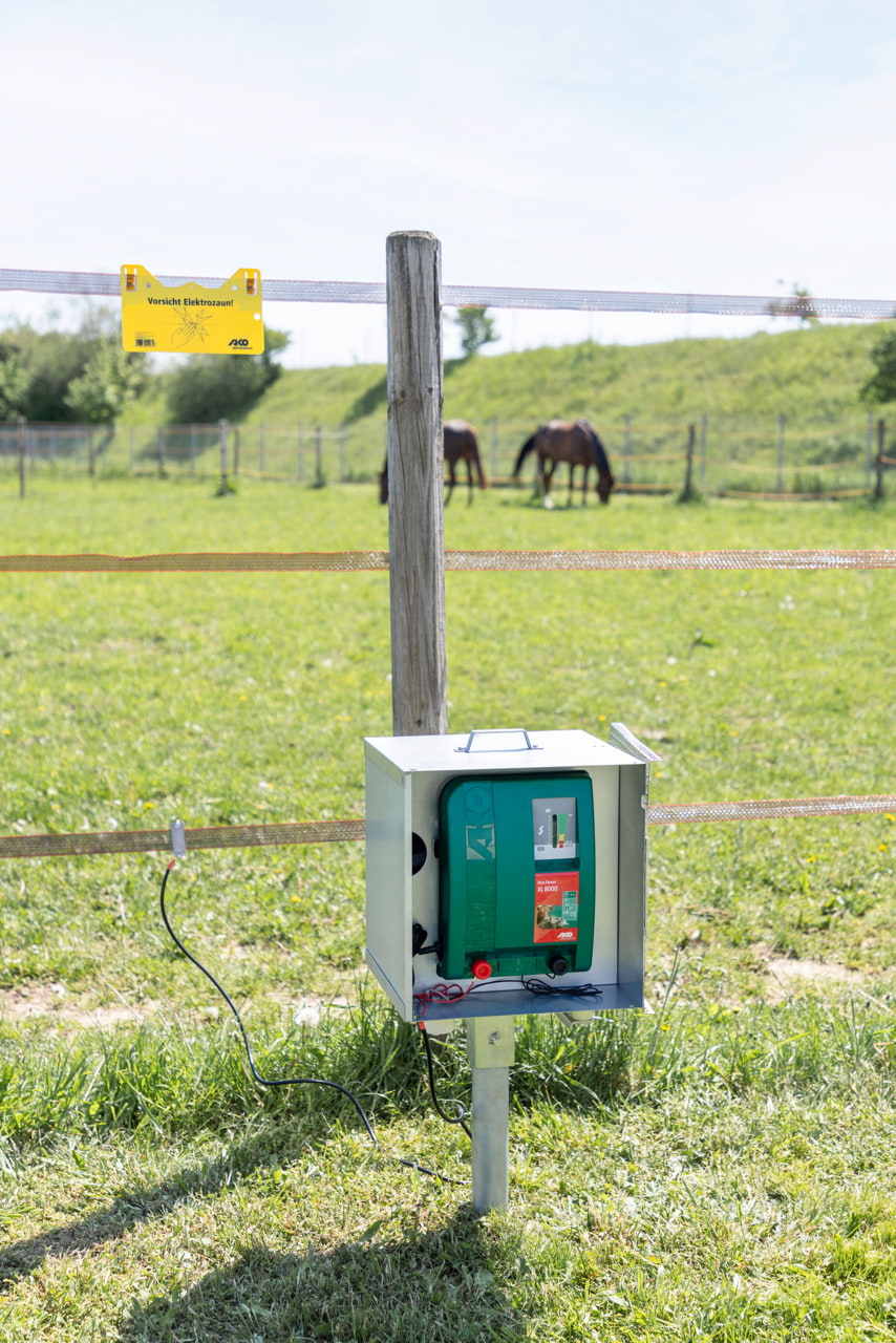 AKO Duo Power Xi 8000 Weidezaungerät von Kerbl - Leistungsstarkes und flexibles Zaungerät für Landwirte und Tierhalter, ideal für die extensive Weideüberwachung von Pferden, Bullen und Schafen sowie zur Wildschwein- und Wolfsabwehr.