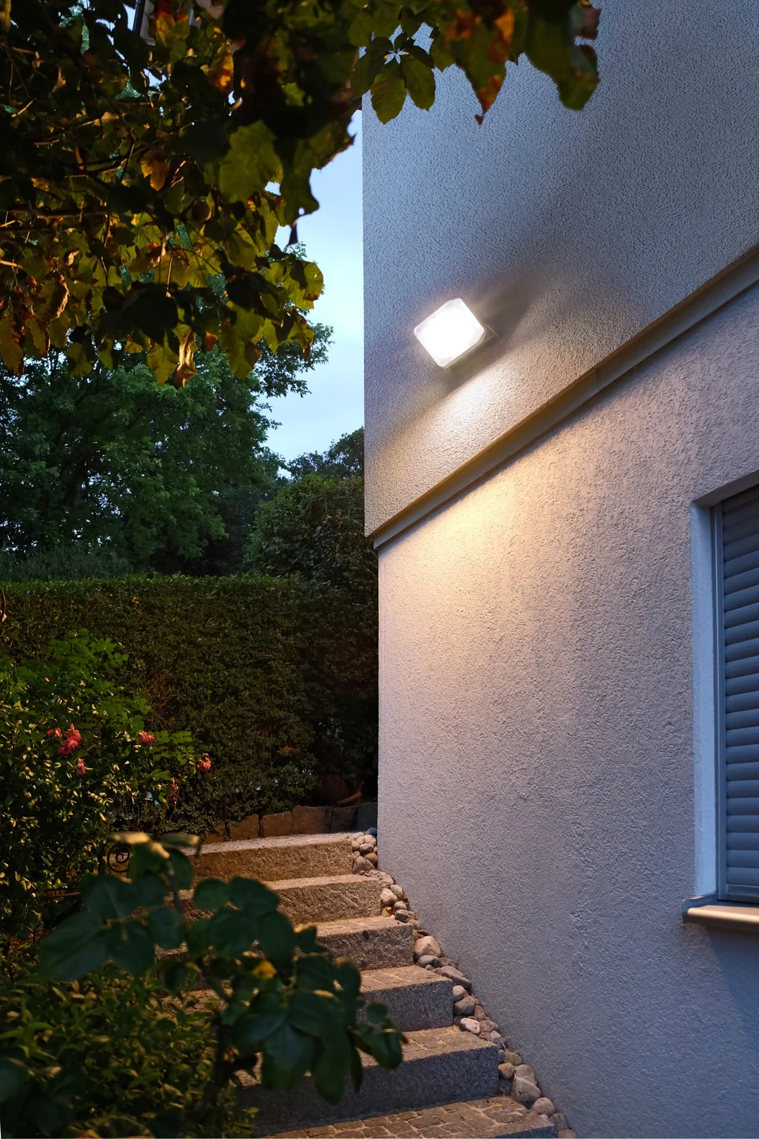 Brennenstuhl AL 3050 LED-Strahler an der Wand mit beleuchtetem Außenbereich in der Dämmerung