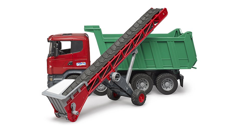 Beladung eines grünen LKW Kippers mit dem Bruder Förderband