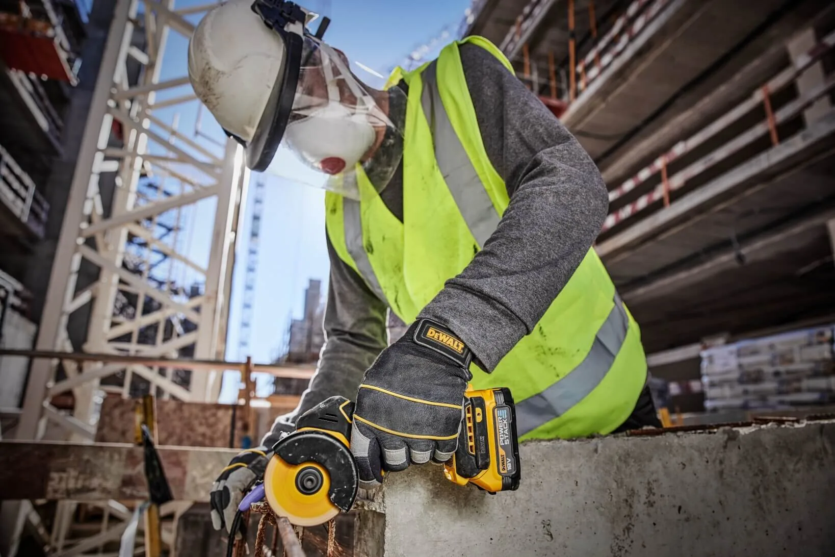 DeWalt DCS438N Akku-Trennschleifer im Einsatz beim Trennen auf der Baustelle