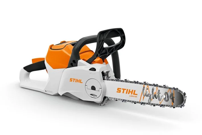 STIHL MSA 220 C-B Akku-Motorsäge in Perspektivansicht mit 40 cm Führungsschiene und vorderem Handschutz