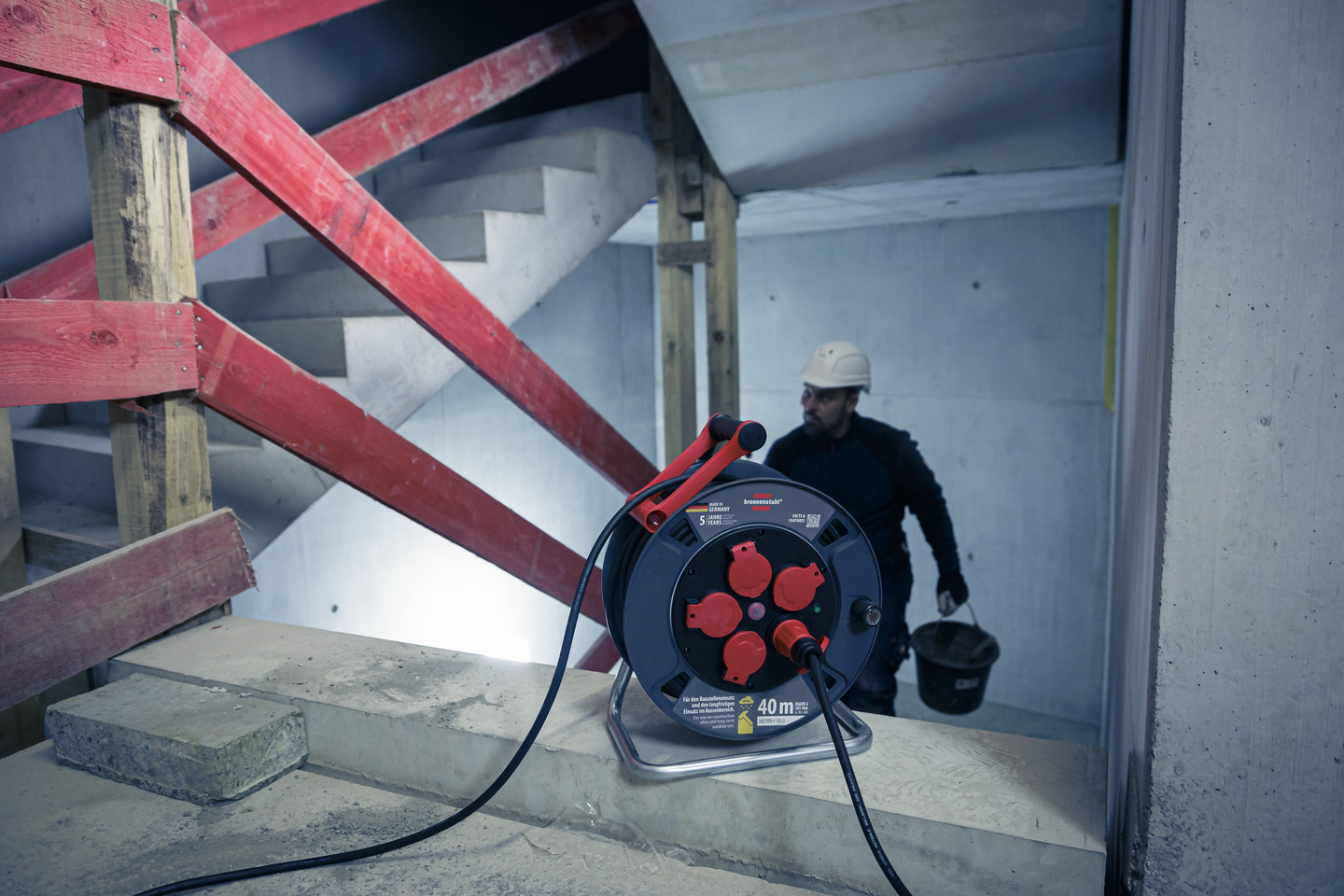 Brennenstuhl Professional Kabeltrommel 300 KU 4100 – 40 m H07RN-F 3G1,5, IP44, 5× Schuko
