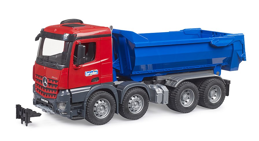 BRUDER MB Arocs Halfpipe Kipp-LKW (03621) mit rotem Fahrerhaus und blauer Mulde