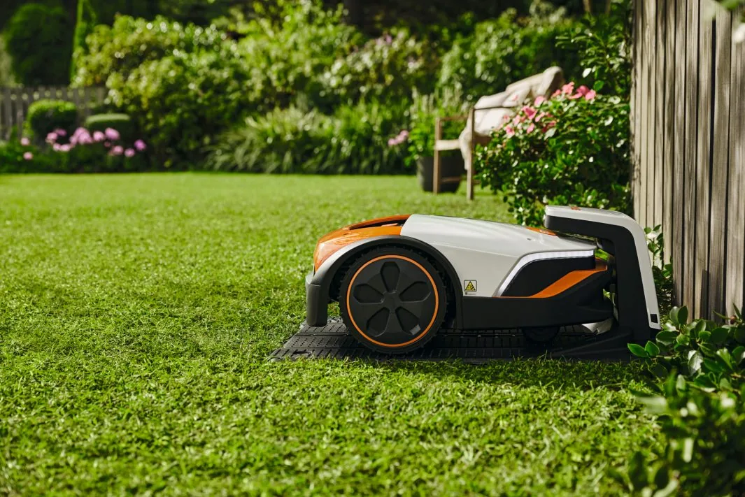 STIHL iMOW 7 Mähroboter an der Dockingstation im Garten