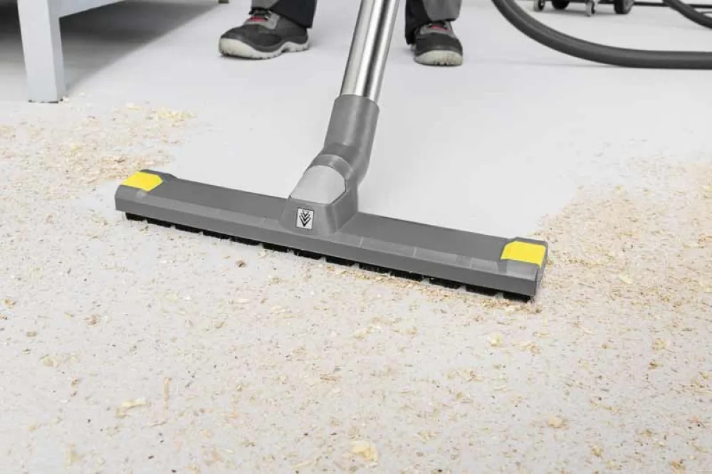Kärcher Bodendüse NT DN35 360 mm beim Aufsaugen von Spänen