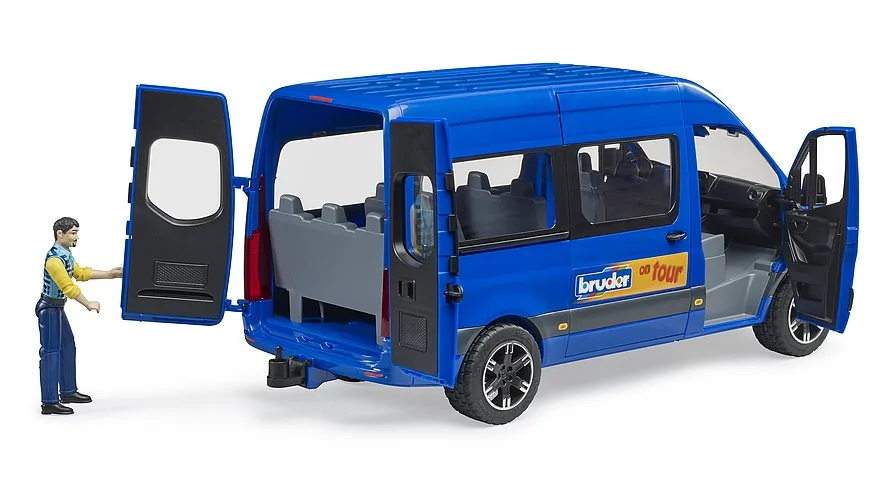 Heckansicht des BRUDER Sprinter Transfer mit geöffneten Flügeltüren und Busfahrer beim Beladen