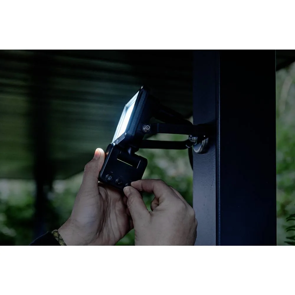Brennenstuhl JARO 1060 P LED-Außenstrahler wird an einem Pfosten im Garten montiert