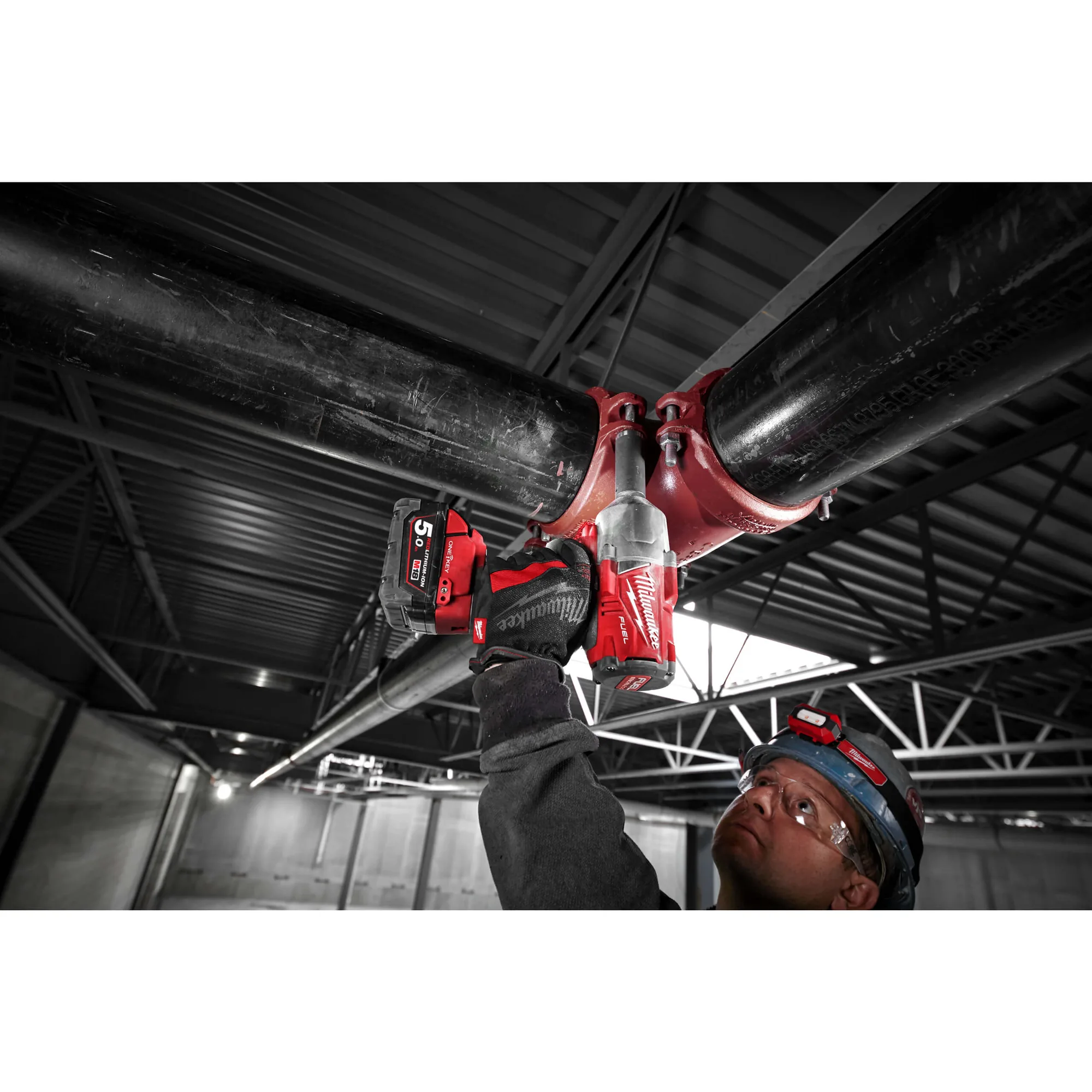 Milwaukee M18 FUEL Schlagschrauber 3/4 Zoll im Überkopfeinsatz an Rohren