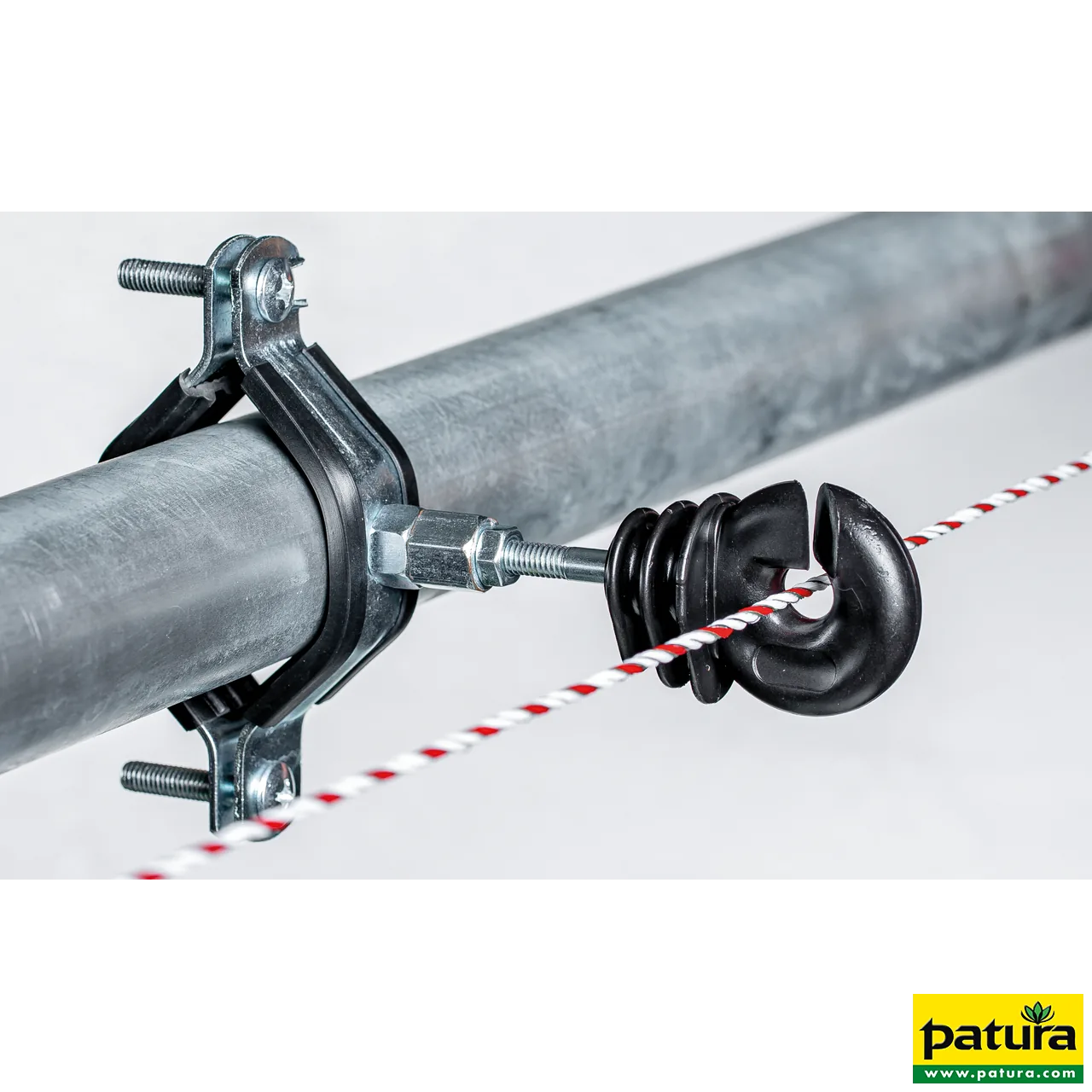 Patura Befestigungsring an einem Metallrohr mit Isolator und Zaunseil