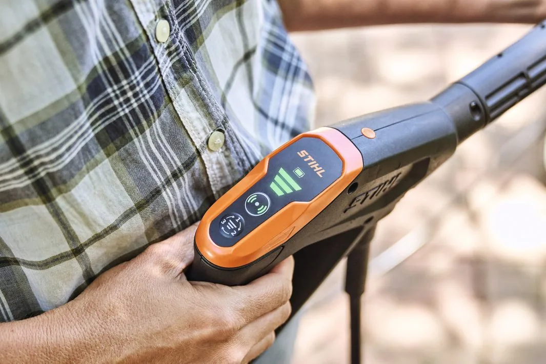 STIHL RE 100 PLUS Control Hochdruckreiniger, Detail des LED-Displays am Griff