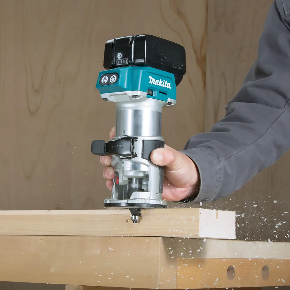 Makita DRT50ZJX2 Akku-Multifunktionsfräse im Einsatz beim Fräsen einer Holzkante
