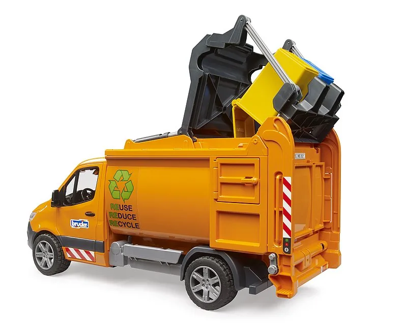 Orangener BRUDER Sprinter LKW aus der Kommunal-Serie im Müll-Einsatz