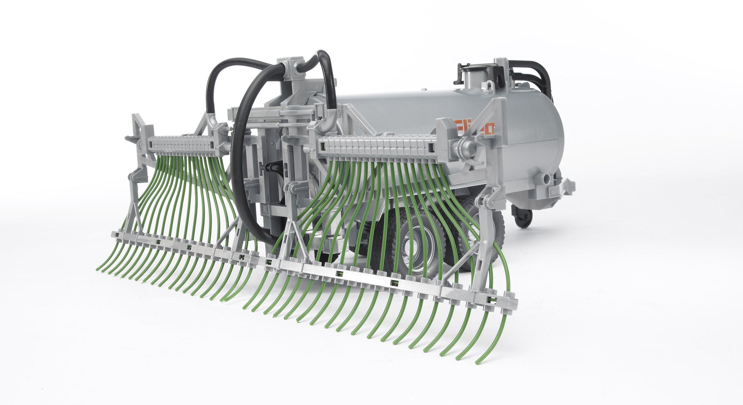 Detailansicht der Schlauchsysteme am Heck des Bruder Fliegl Fasses