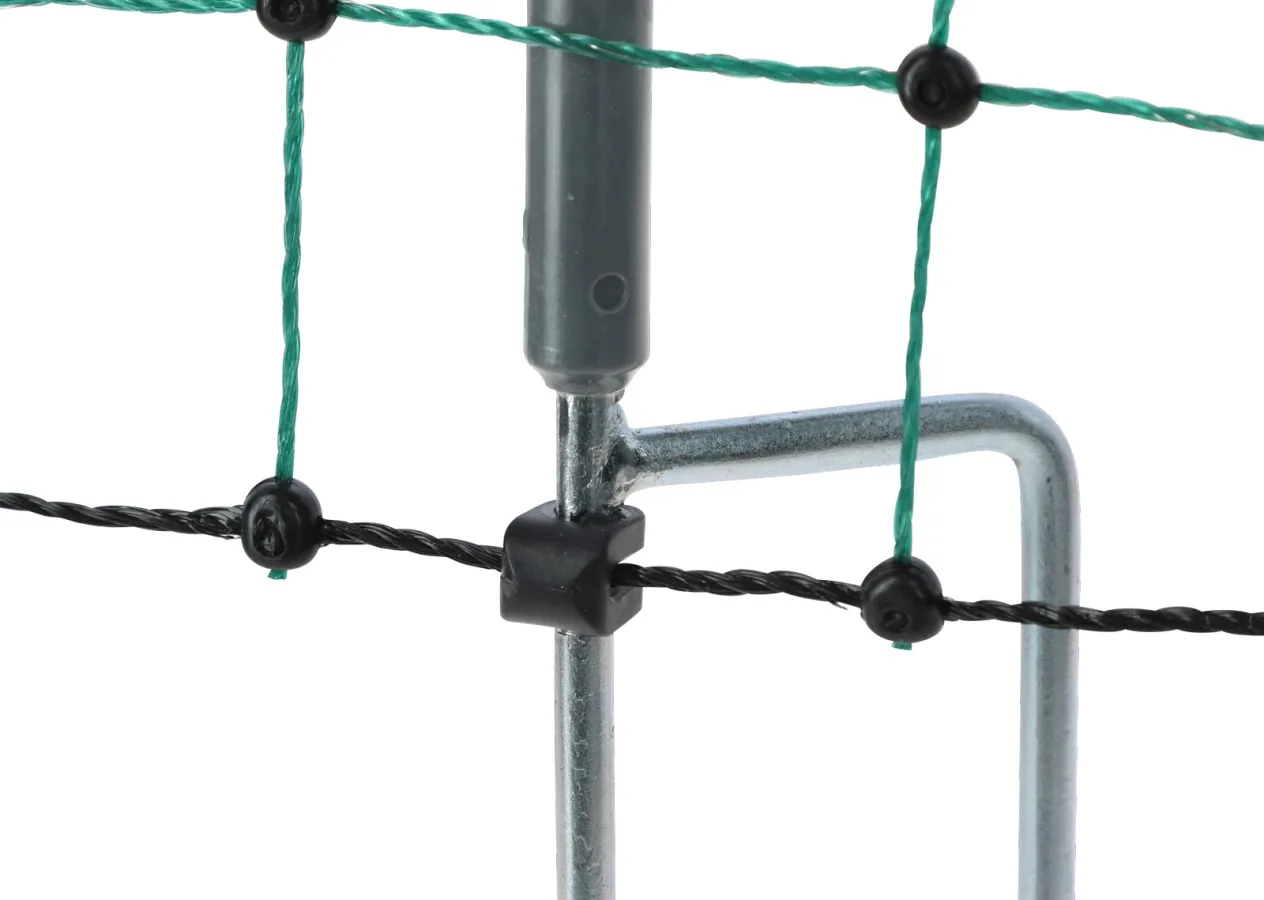Eckpfosten des AKO-Netzes mit Metall-Doppelspitze und Abspannung, Detail