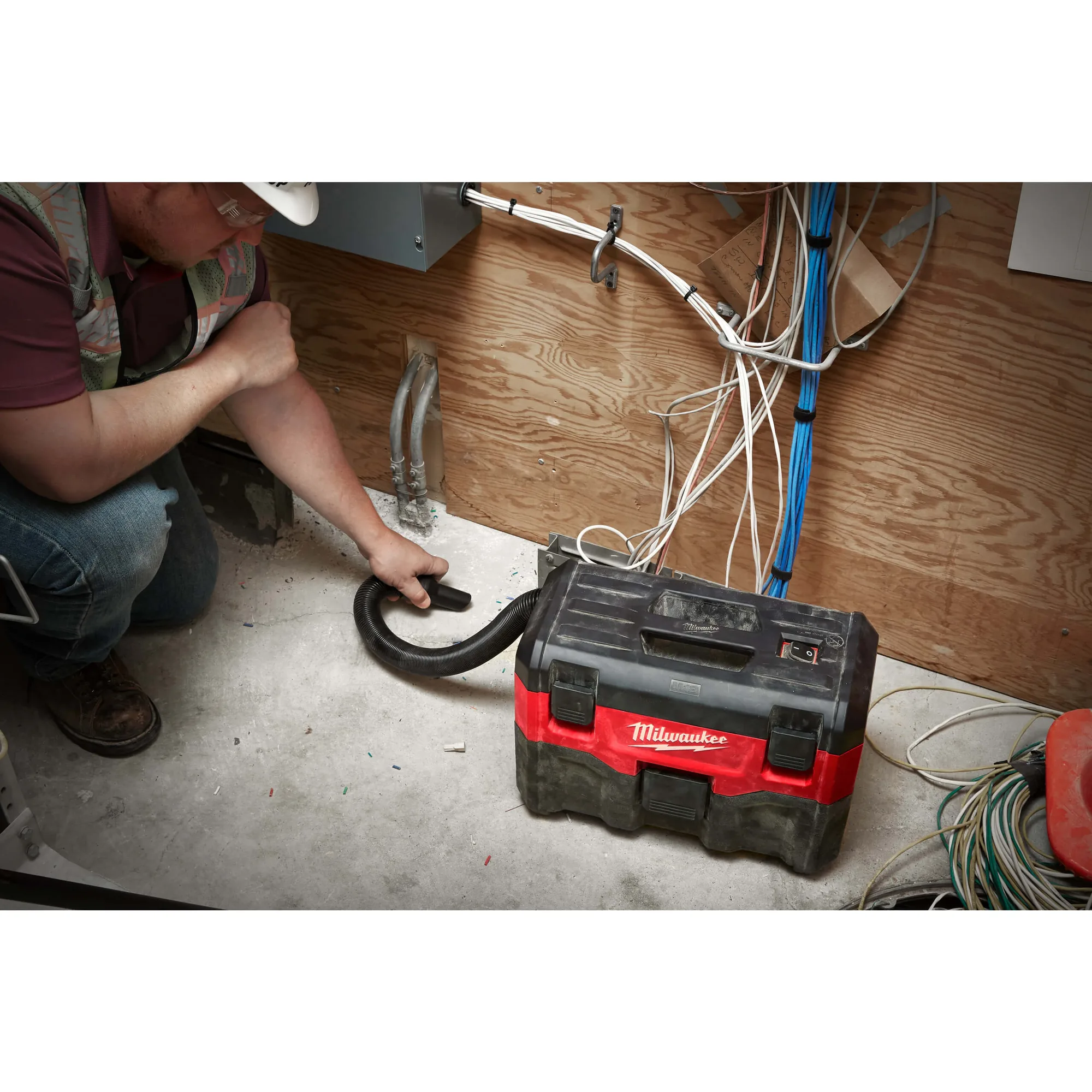 Milwaukee M18 VC2 Sauger beim Reinigen auf einer Baustelle