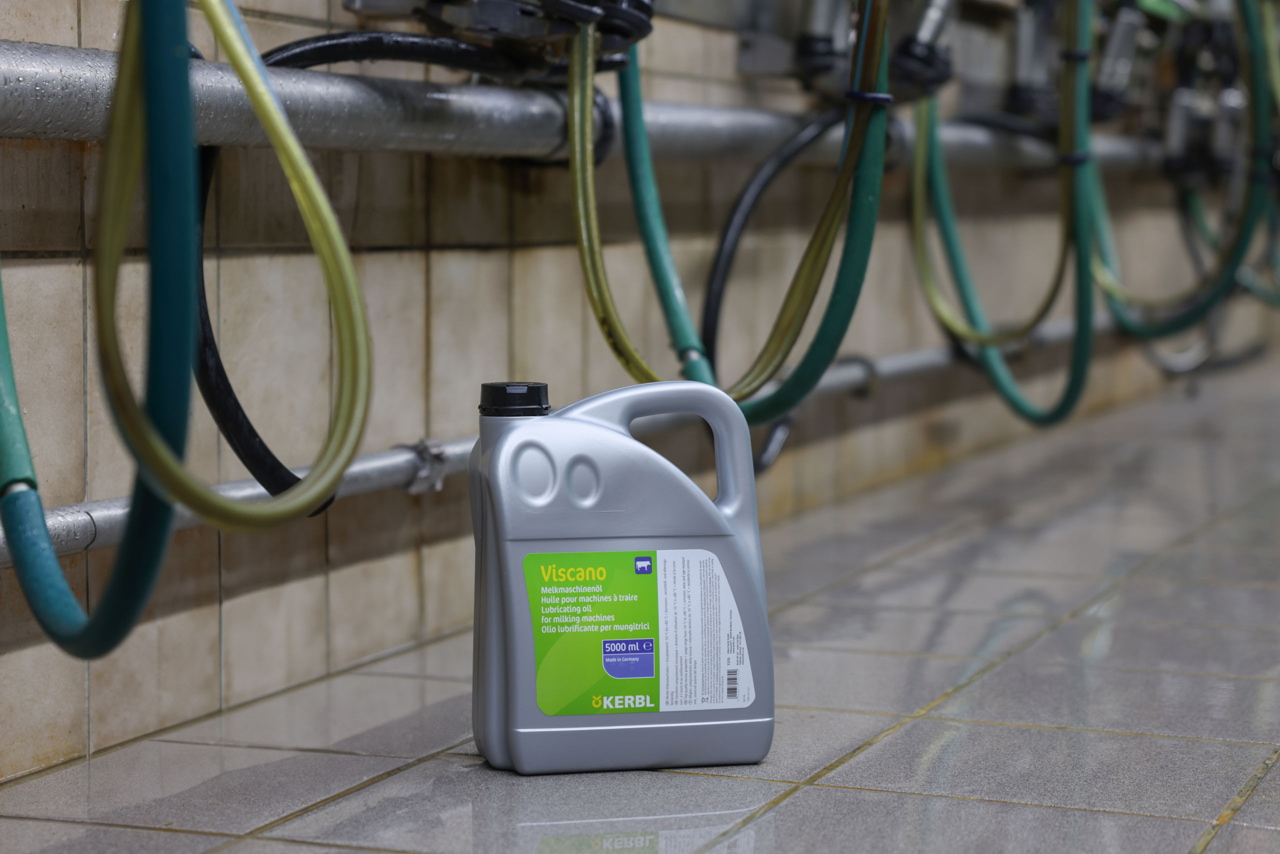 Kerbl Melkmaschinenöl Viscano 5 Liter - ideal für landwirtschaftliche Anwendungen und effiziente Milkanlagenbetreibung unter allen Bedingungen. Kerbl Melkmaschinenöl Viscano 5 Liter - ideal für landwirtschaftliche Anwendungen und effiziente Milkanlagenbetreibung unter allen Bedingungen.