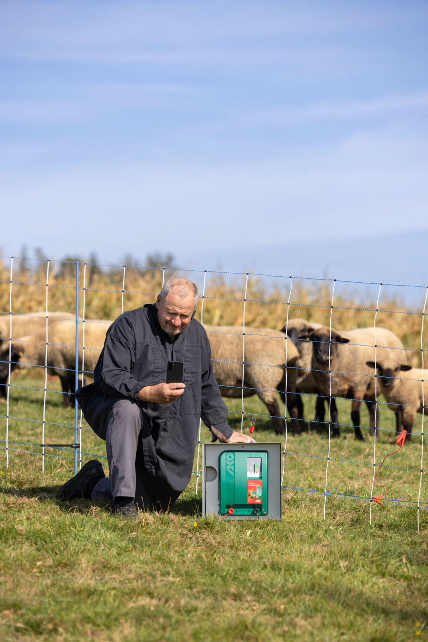 Kerbl Duo Power X 6000 smart – Effizientes und intelligentes Weidezaungerät für Landwirte und Tierhalter. Ideal für Pferde, Rinder und Schafe mit mittlerem bis starkem Bewuchs. Mit Anbindung an Cloud und App-Steuerung.
