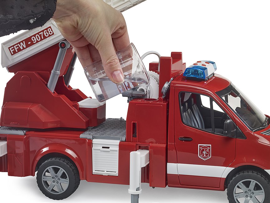 BRUDER Mercedes-Benz Sprinter Feuerwehr mit Drehleiter, Pumpe und Light & Sound Modul – Realistisches Feuerwehrspielzeug für Kinder BRUDER Mercedes-Benz Sprinter Feuerwehr mit Drehleiter, Pumpe und Light & Sound Modul – Realistisches Feuerwehrspielzeug für Kinder