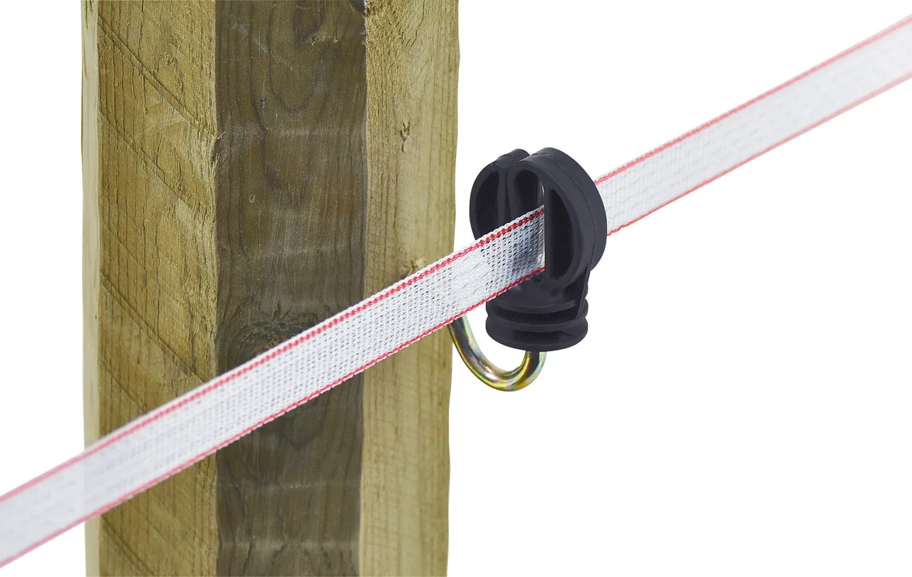 Grün-weißes Weideband im Ringisolator am Holzpfosten, Anwendung