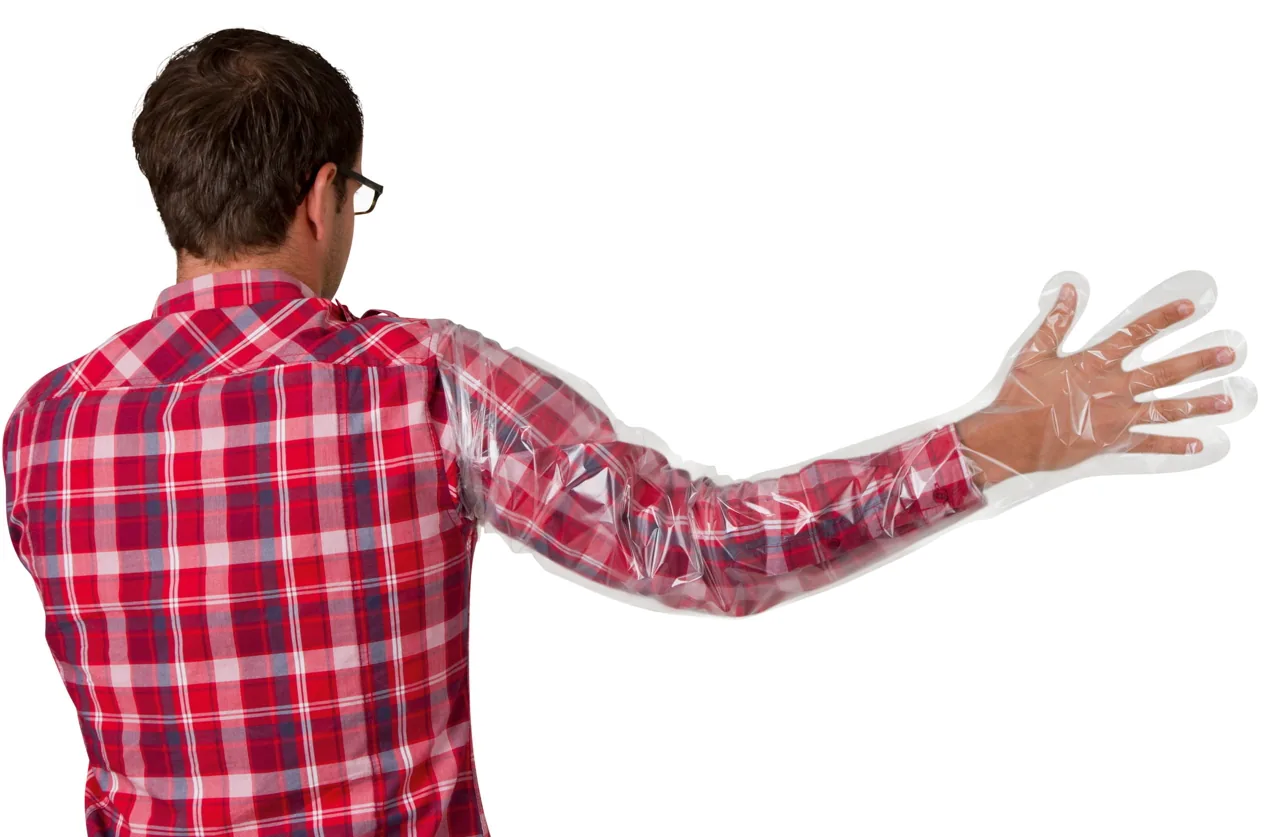 Person mit langem transparentem Kerbl VETtop Einmalhandschuh am Arm