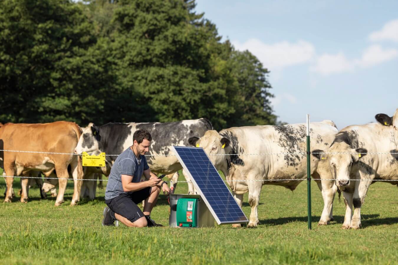 Kerbl Duo Power X 6000 smart – Effizientes und intelligentes Weidezaungerät für Landwirte und Tierhalter. Ideal für Pferde, Rinder und Schafe mit mittlerem bis starkem Bewuchs. Mit Anbindung an Cloud und App-Steuerung.