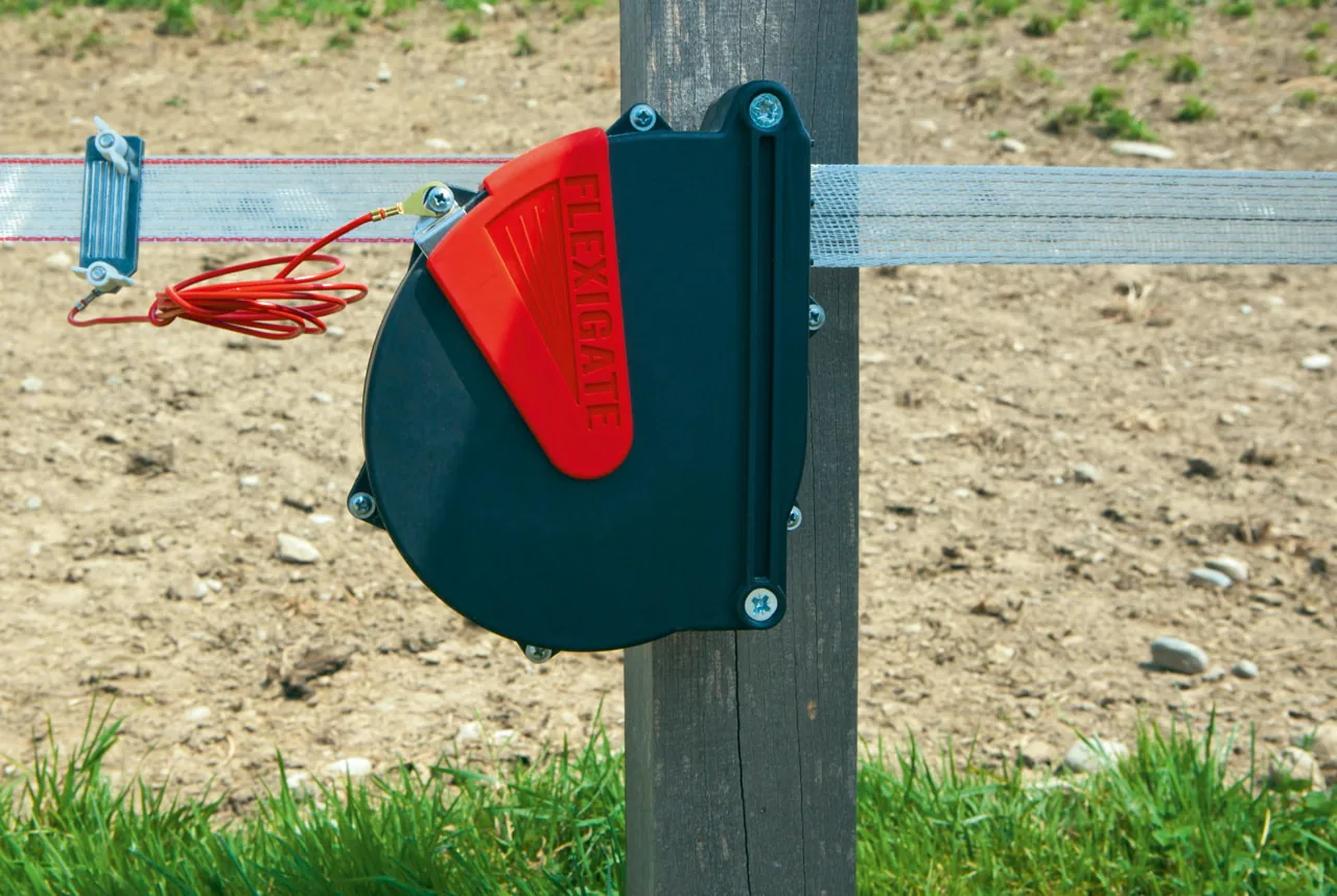 Rotes FLEXIGATE-Gehäuse am Pfosten mit Band und rotem Anschlusskabel, Acker