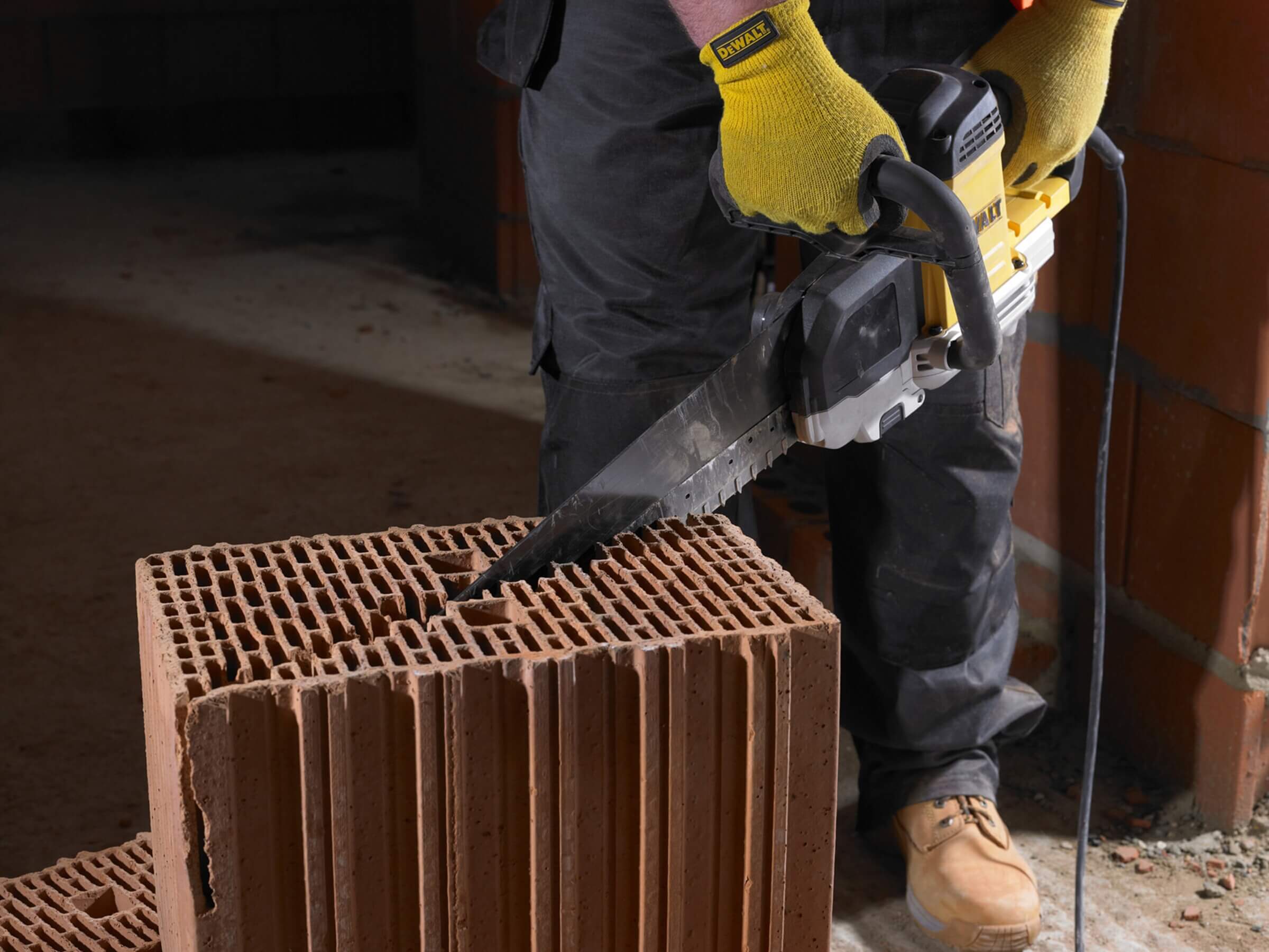 DeWalt DWE398 Alligator-Spezialsäge – 1.700 W Leistung für präzises Sägen von Hochlochziegeln