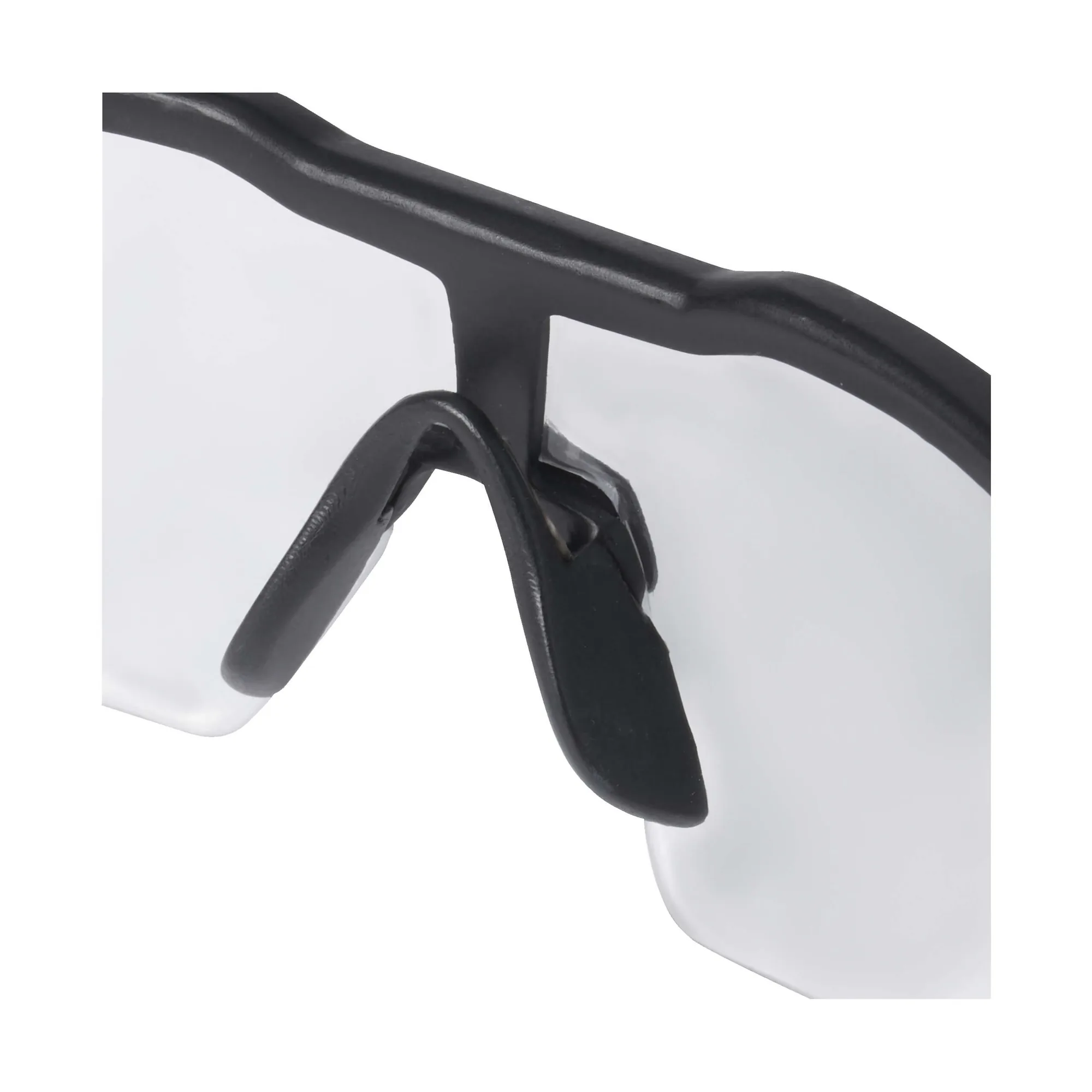 Detail des Nasenstegs und der klaren Gläser der Milwaukee Schutzbrille