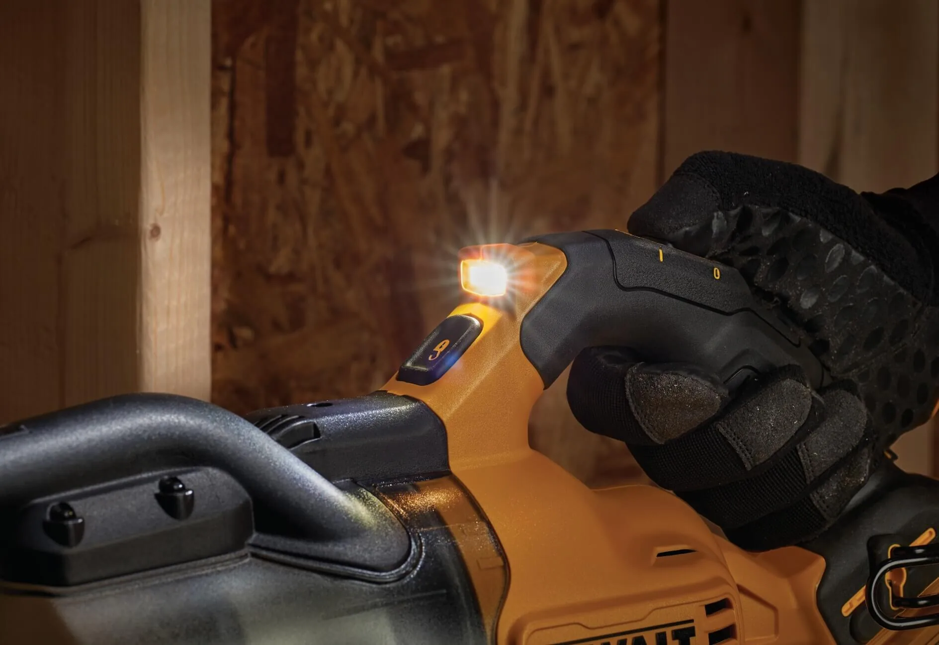 DeWalt DCV501LN Akku-Stabsauger, Detail der LED-Leuchte im Dunkeln
