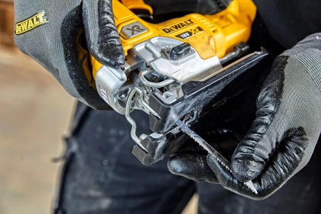 DeWalt DCS334NT Akku-Stichsäge, Detail beim Sägeblattwechsel