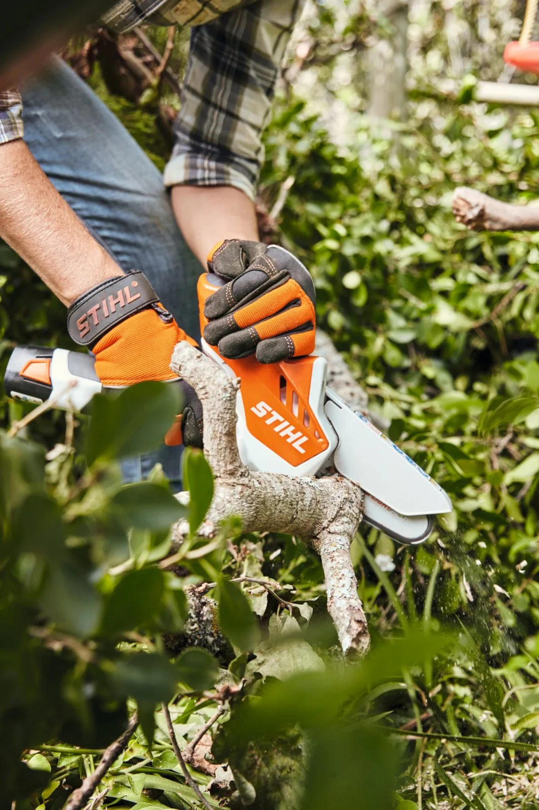 Hände schneiden mit dem STIHL GTA 26 Gehölzschneider einen Ast