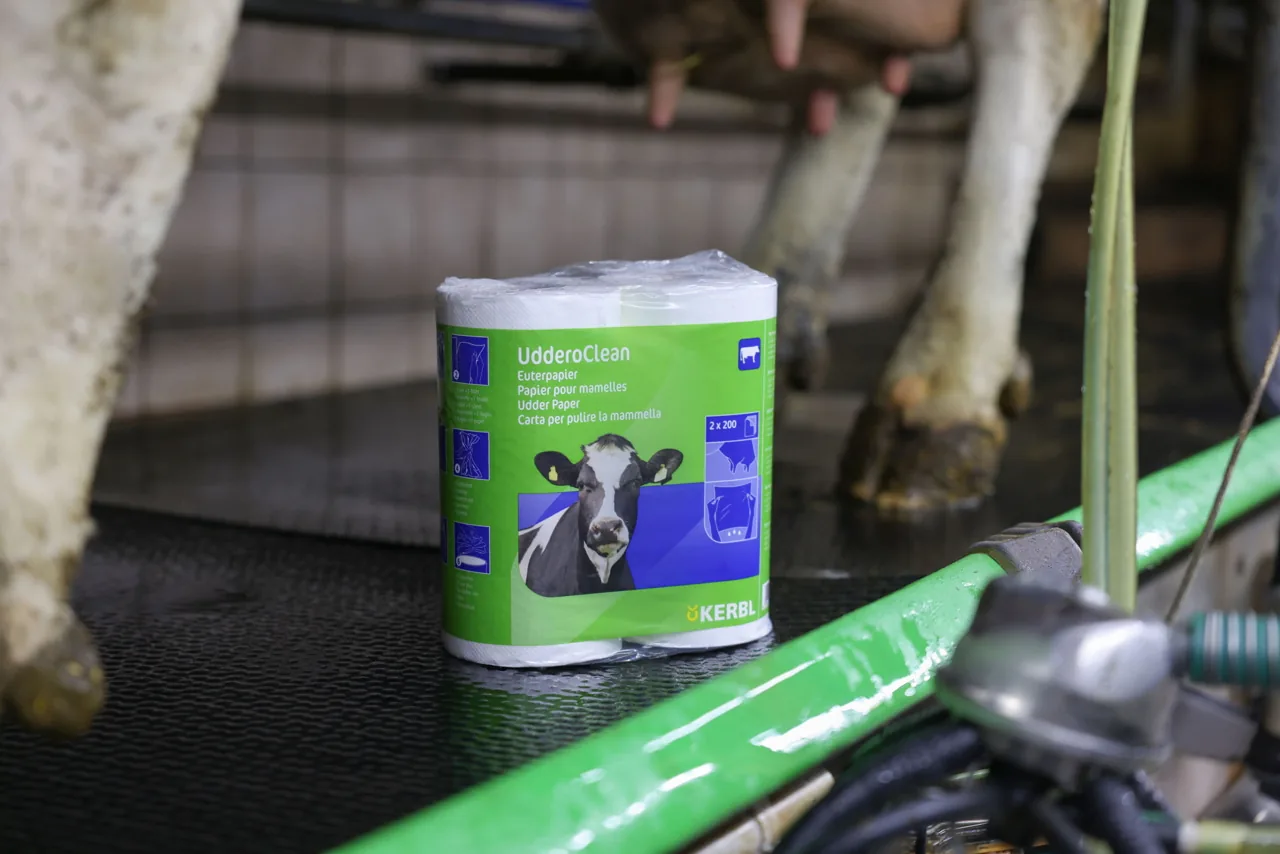 Verpackung des Kerbl UdderoClean Euterpapiers am Melkstand