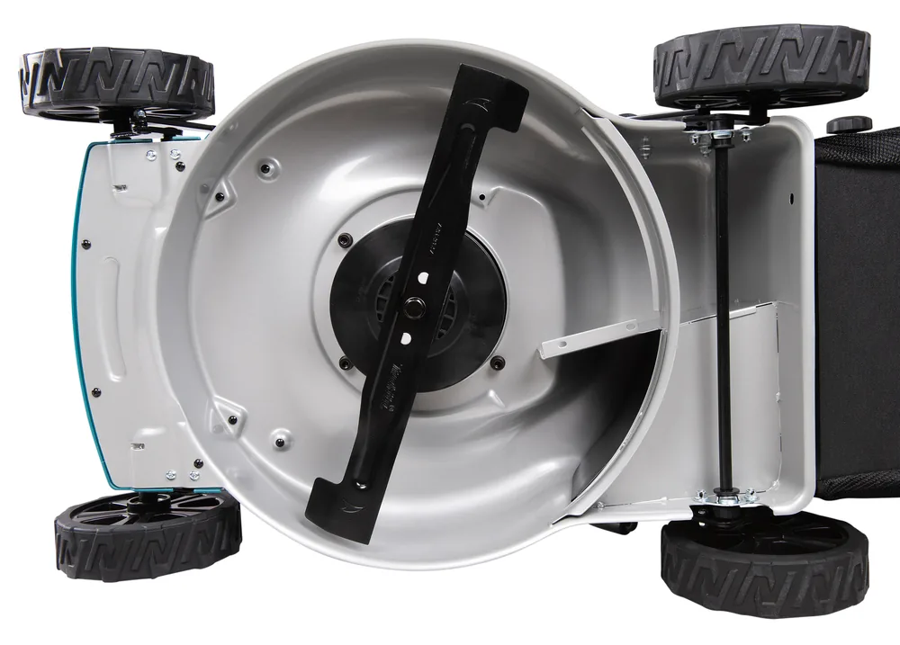 Unterseite des Makita DLM463Z mit Messer und Aluminium-Deck