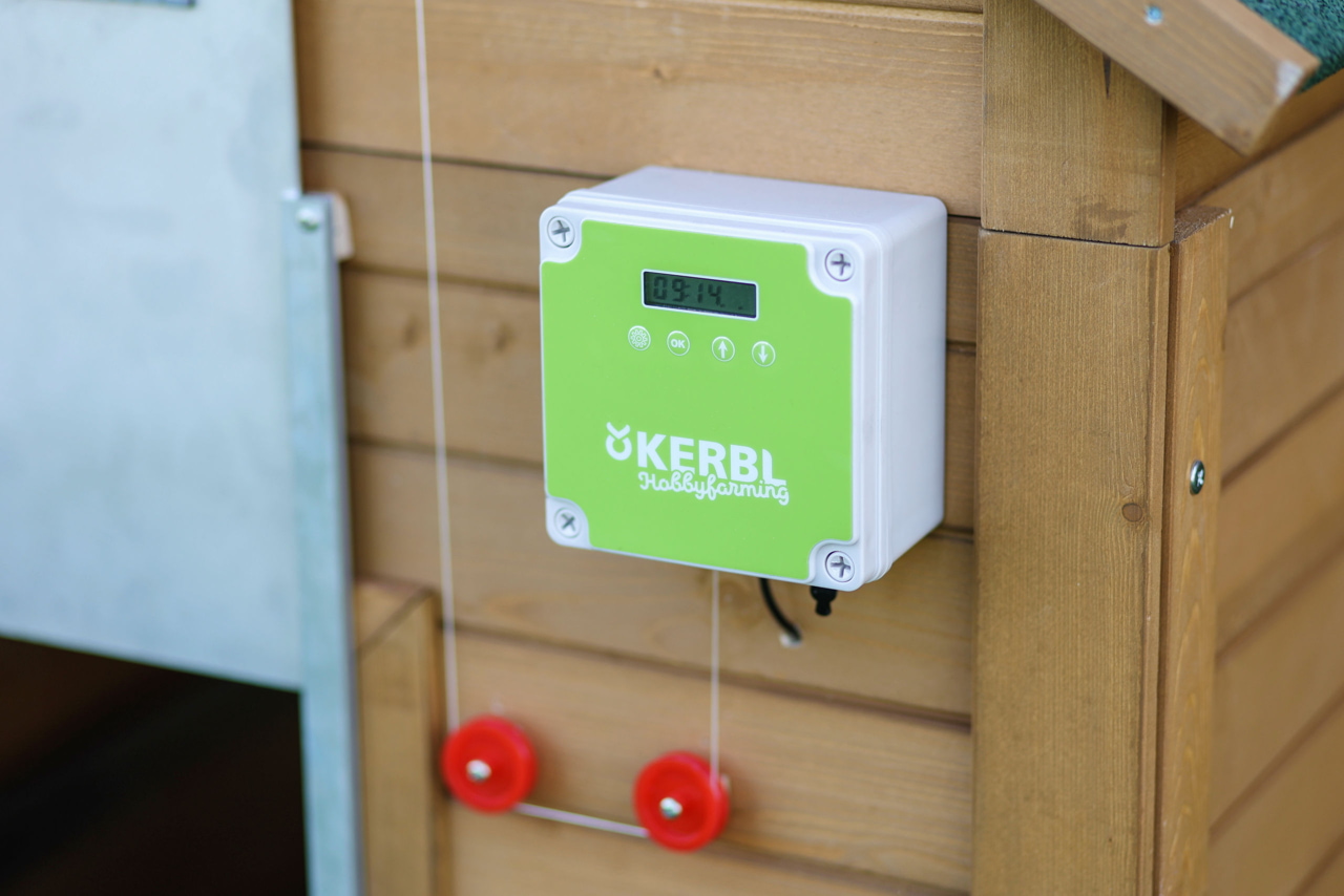 Kerbl Automatische Hühnertür Steuerung - Zuverlässiger Schutz für Geflügel durch tageslicht- und uhrzeitabhängige Steuerung. Kerbl Automatische Hühnertür Steuerung - Zuverlässiger Schutz für Geflügel durch tageslicht- und uhrzeitabhängige Steuerung.