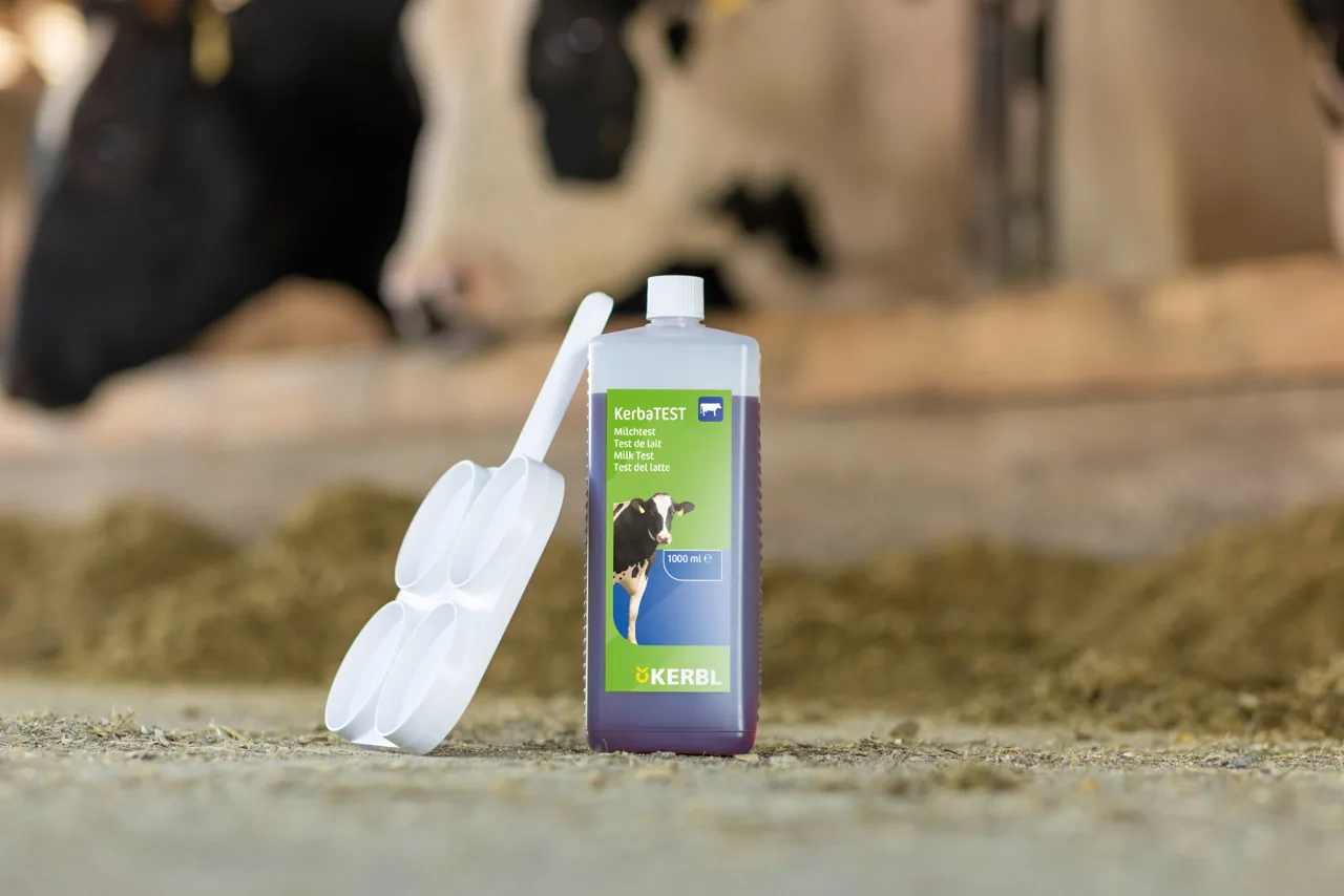 Kerbl KerbaTEST Milchzelltest mit weißer Testschale und Flasche im Kuhstall