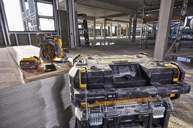 DeWalt DWST1-81078 TSTAK Baustellenradio auf dem Boden einer Rohbau-Baustelle