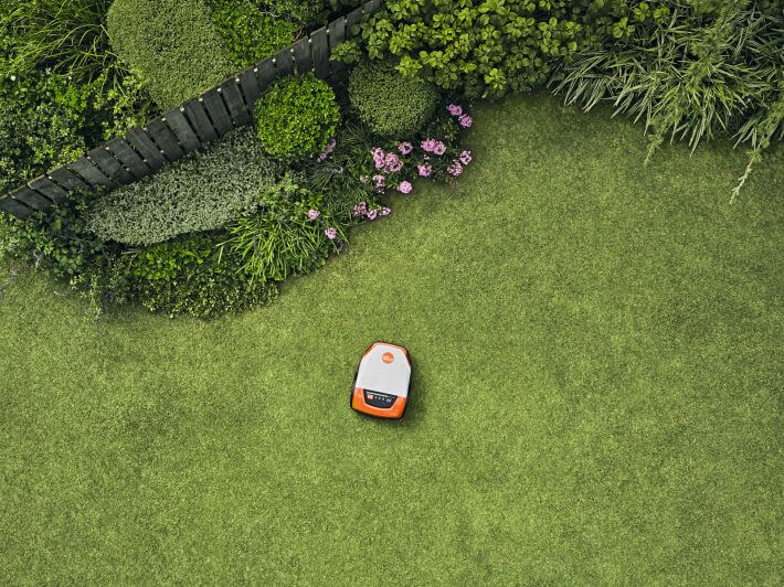STIHL iMOW 6 Mähroboter im Garten, Draufsicht von oben