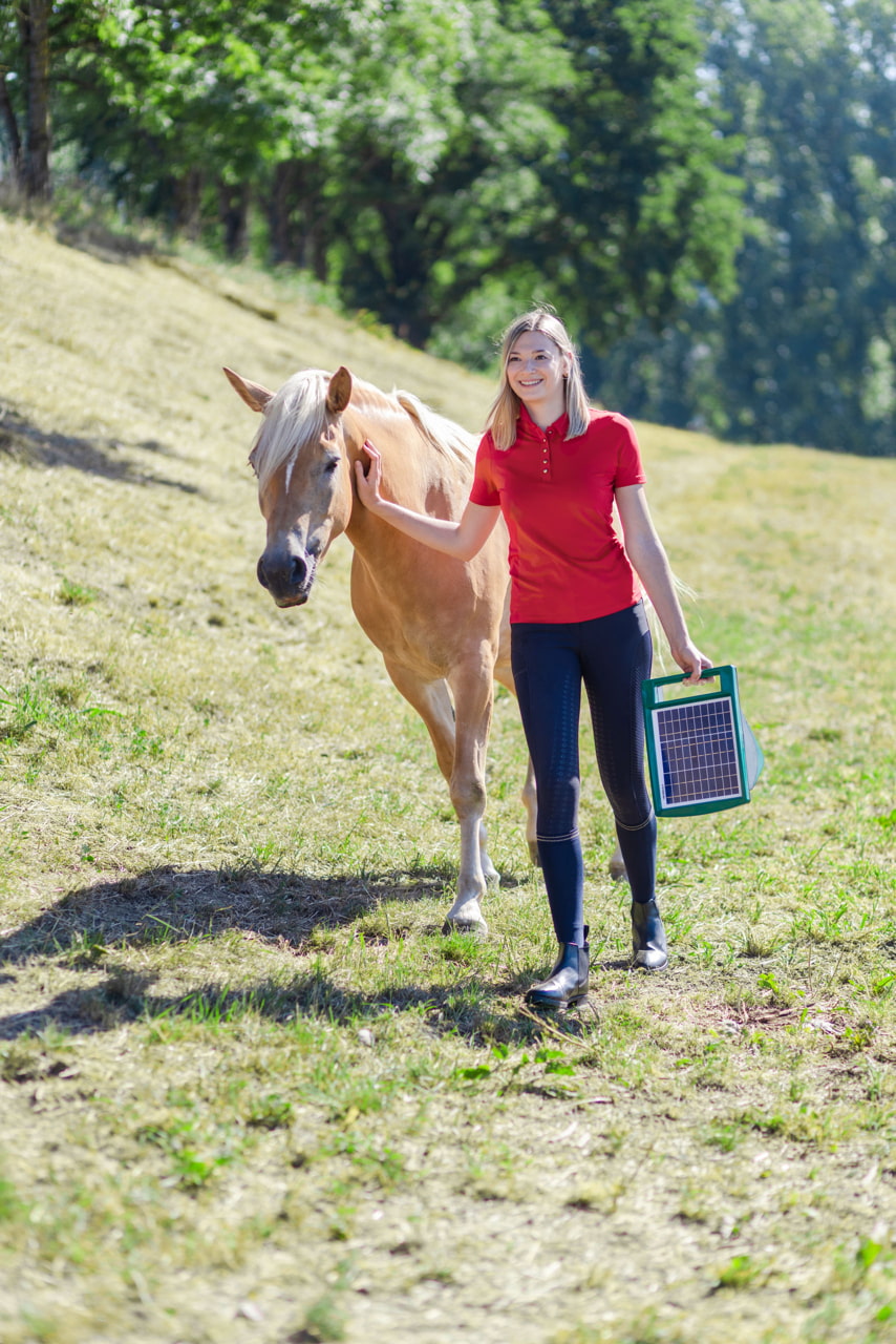 Effizientes Solargerät für Weidezäune - AKO SunPower S1000: Zuverlässige Tierbegrenzung für Landwirte und Tierhalter