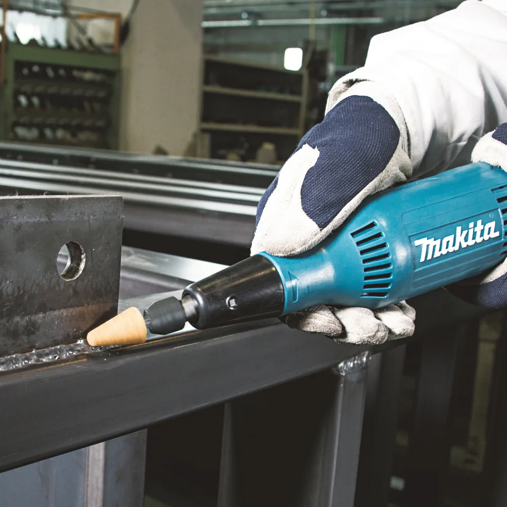 Makita GD0603 Geradschleifer im Einsatz an einem Metallprofil