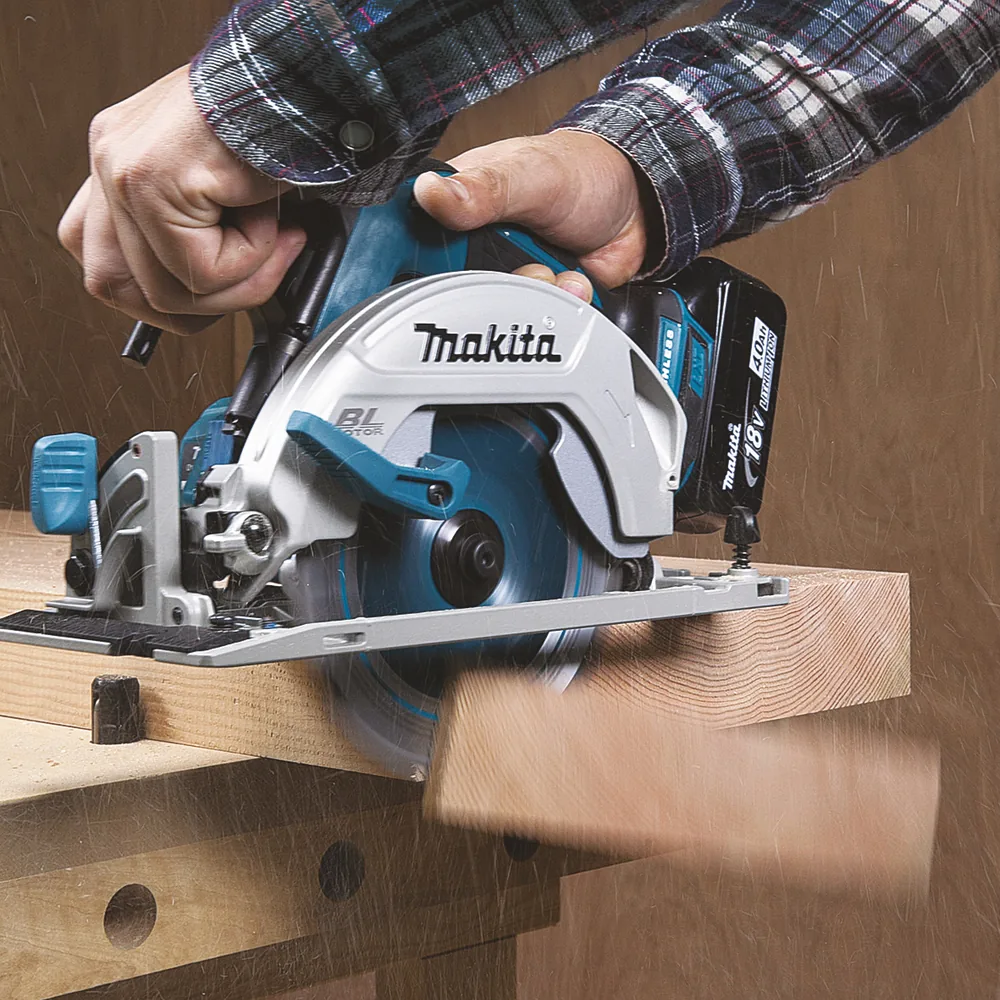 Makita DHS680Z Akku-Handkreissäge im Einsatz beim Sägen eines Holzbalkens